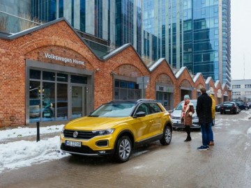 Pierwsza klientka warszawskiego Volkswagen Home